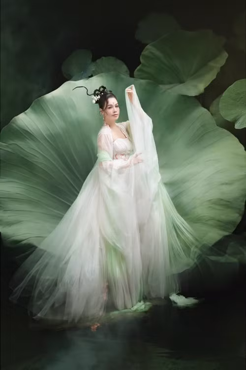 Mỗi mùa Trung thu, mỹ nhân Việt đua nhau hóa thân thành Hằng Nga.