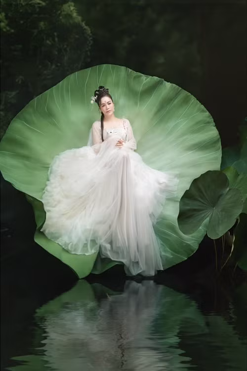 Nhật Kim Anh khoe nhan sắc xinh đẹp, cuốn hút bên thỏ trắng.