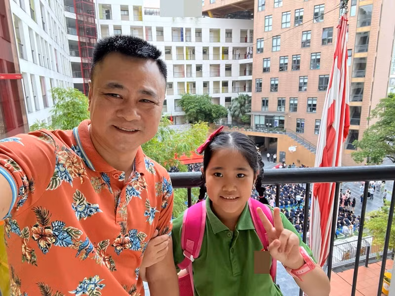 Tự Long là một trong những sao Việt đưa con đi khai giảng. Nam nghệ sĩ còn làm thơ nhân dịp này: “Em đến trường khai giảng/Mẹ nấu cháo thịt băm/Em ngồi ăn phăm phăm/Miệng luôn hối thúc bố/Nhớ cầm hoa cho con/Nhanh lên kẻo lại muộn/Sao mà yêu đến thế/Bố ước sáng hôm nào/Cũng là ngày khai giảng”.