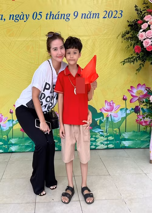 Con trai của diễn viên Huyền Lizzie được mẹ đưa đi khai giảng năm học mới.