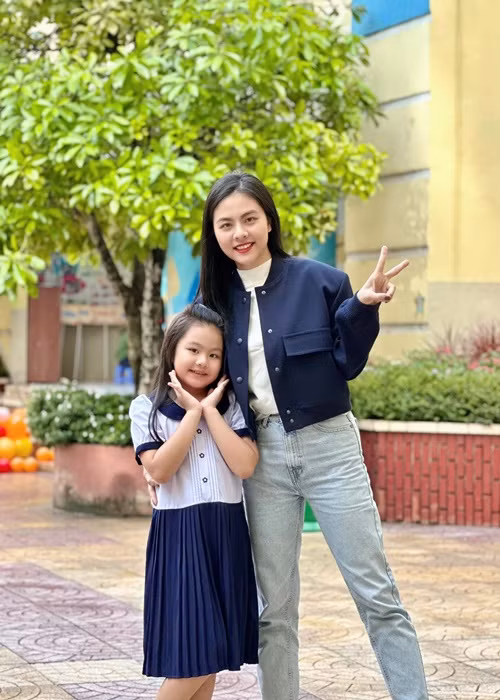 Vân Trang cùng ông xã đích thân đưa các con đi khai giảng.