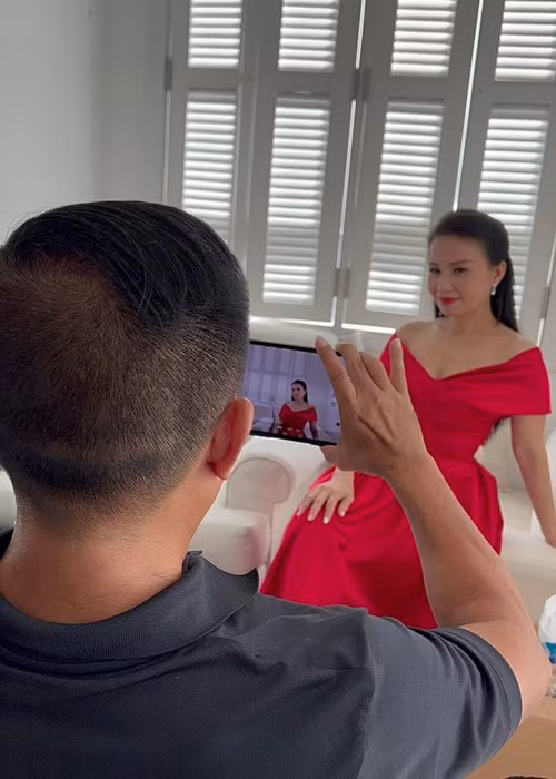 Trước ống kính của nhạc sĩ Minh Vy, Cẩm Ly luôn tự tin tạo dáng.