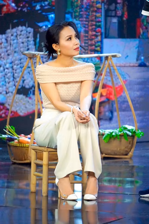 "Cảm ơn tất cả những gì mà khán giả đã dành cho Ly sự yêu thương, ủng hộ, đồng hành, cảm thông cũng như sẻ chia để Ly có thể vững bước đến hôm nay khi phải trải qua những khúc quanh, những biến cố trên bước đường nghệ thuật của mình", "chị Tư" chia sẻ về hành trình hoạt động nghệ thuật.