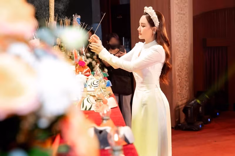 Hình ảnh khuôn mặt V-line của nữ ca sĩ qua góc nghiêng. Ảnh: FBNV.