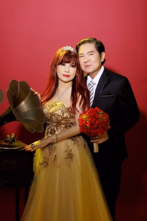 Theo Vietnamnet, đám cưới của Bảo Yến và nhạc sĩ Quốc Dũng diễn ra sau vài tháng cả hai quen nhau. Vì nghèo, cặp đôi chỉ dám mời 20 người thân, bạn bè. Vài tháng sau, cả hai phải bán đồ trong nhà, thậm chí cả tấm kính cửa sổ để trang trải cuộc sống. Ảnh: Pháp Luật Plus.
