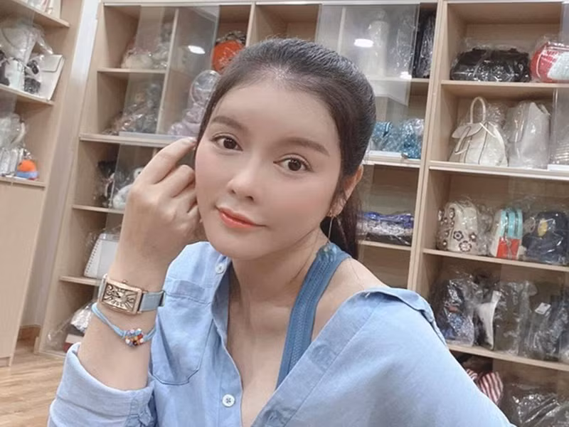 Lý Nhã Kỳ còn sở hữu kho túi xách, quần áo hàng hiệu “khủng”. Người đẹp chia sẻ, cô mua hàng hiệu “theo lô” nhưng lại đựng trong túi nilon. Ảnh: Người Lao Động.