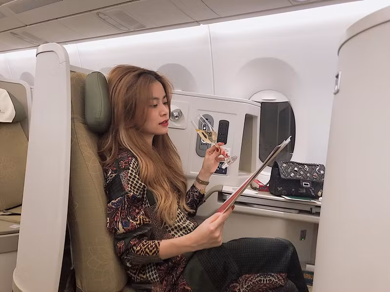 Ca sĩ Hoàng Thùy Linh thường xuyên lựa chọn các mẫu trang phục, túi xách hay phụ kiện từ những nhà mốt danh tiếng nhất thế giới.
