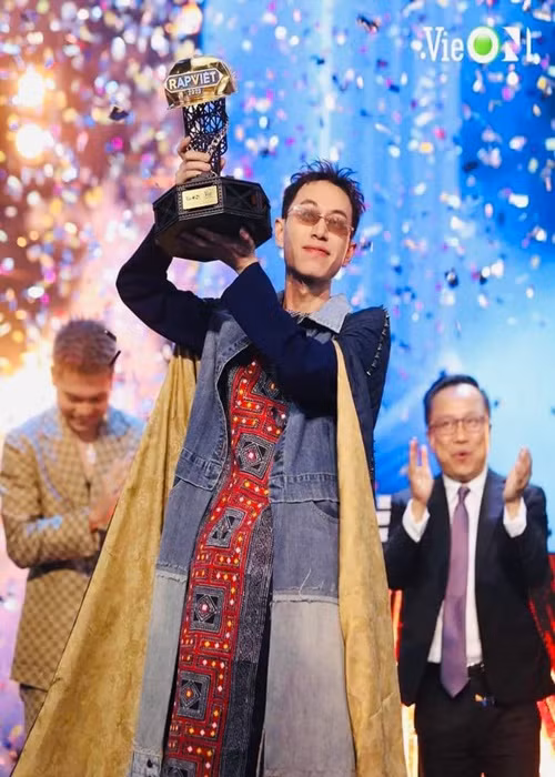 Tân quán quân Rap Việt Double2T chia sẻ cảm xúc sau khi giành chiến thắng: “Sau giấc mơ này, con không muốn tỉnh. Hôm nay mình không có người thân đi cùng, bố mẹ mình làm nông và không quen đi máy bay nên không đến xem được. Con chỉ muốn nói là cảm ơn bố mẹ đã luôn ủng hộ con để con có thể chạm vào giấc mơ ngày hôm nay. Cảm ơn mẹ đã luôn hỏi thăm con có đói không, có cần tiền ăn không. Từ nay mẹ sẽ không cần phải lo cho con nhiều nữa rồi ạ. Hi vọng sau Rap Việt, mình có thể cống hiến nhiều hơn cho xã hội, giúp đỡ bản làng và mang điện lên vùng cao”. Ảnh: FBNV.