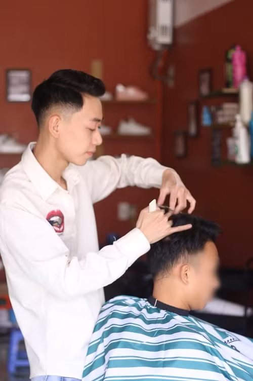 Quán quân Double2T xuất thân là thợ cắt tóc. Ảnh: FBNV.