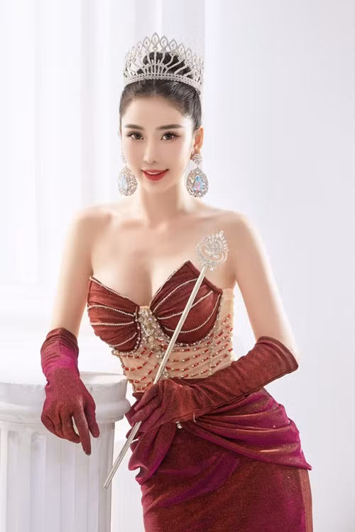 Thời điểm đăng quang, chân dài gốc Đồng Nai vướng nghi vấn phẫu thuật thẩm mỹ. Ảnh: Dân Việt.