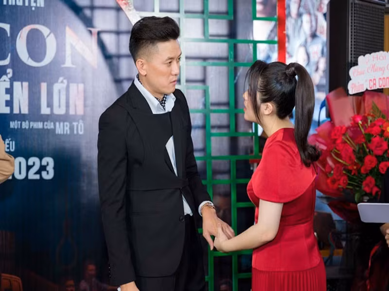 Bà xã Quách Ngọc Tuyên có ghen tuông nhưng chừng mực. “Khi thấy tôi đóng cảnh tình tứ với các bạn diễn nữ, cô ấy thường để ý đến từng hành động ôm, hôn… hoặc nói đùa "bóng gió" để nhắc nhở tôi. Nói vui thế thôi, tôi luôn tin tưởng bản thân mình không làm gì sai với vợ”, Quách Ngọc Tuyên chia sẻ.