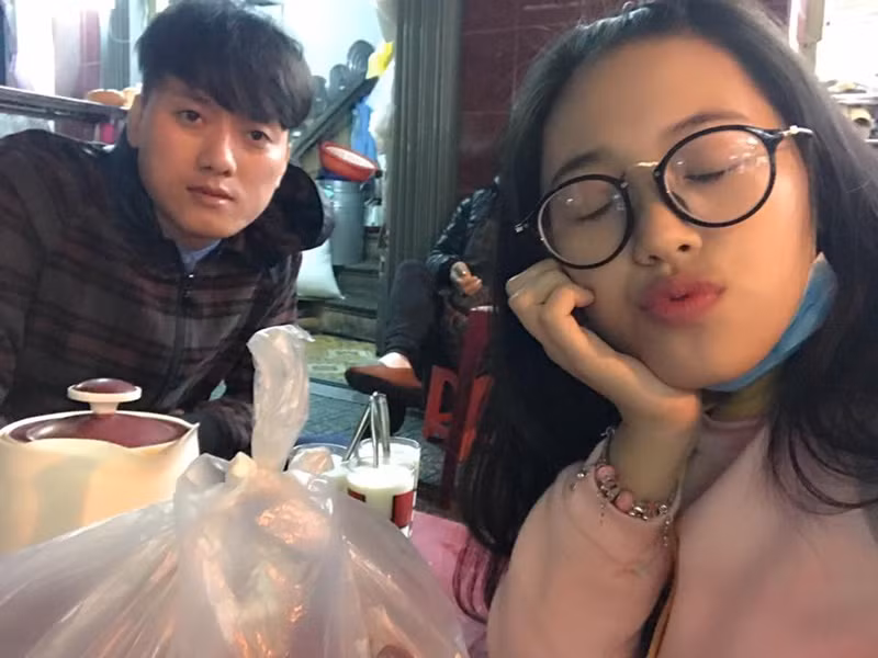 Thảo Hân có tình cảm trước với Quách Ngọc Tuyên. "Anh Tuyên để lại ấn tượng với tôi từ lâu lắm nhưng anh ấy không biết. Đó là giai đoạn mẹ tôi bị bệnh, phải phẫu thuật và nghỉ làm một tháng. Khi đó tôi đi làm thế mẹ vì ở sân khấu chỉ có tôi mới nhớ được những vật dụng cần thiết. Tôi đi làm từ quận 8 sang quận 10 bằng xe đạp. Lúc đó, anh Tuyên thấy tội nghiệp quá nên mỗi khi có suất diễn anh ấy chở đi và còn chờ đợi để chở tôi về. Tôi thích anh ấy vì sự tốt bụng", Phụ nữ Việt Nam dẫn lời Thảo Hân.