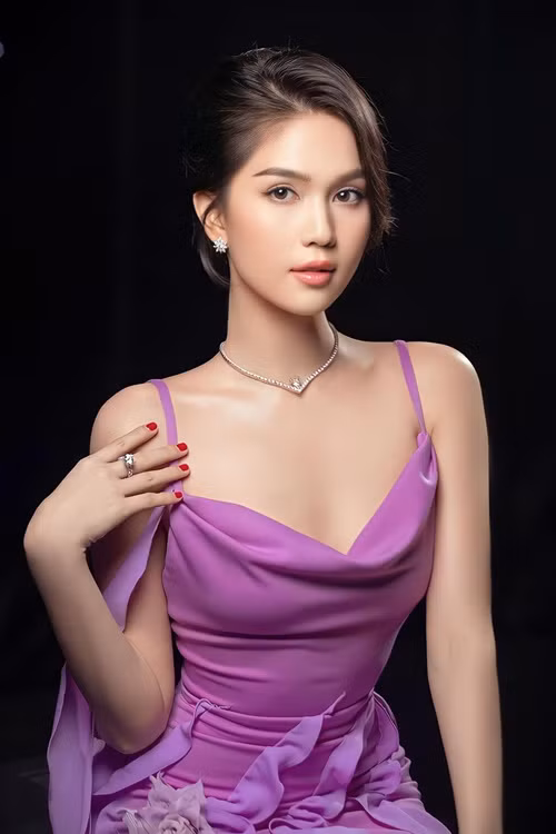 Ngoc Trinh va loat my nhan Viet tru dong trung, thu tinh nhan tao