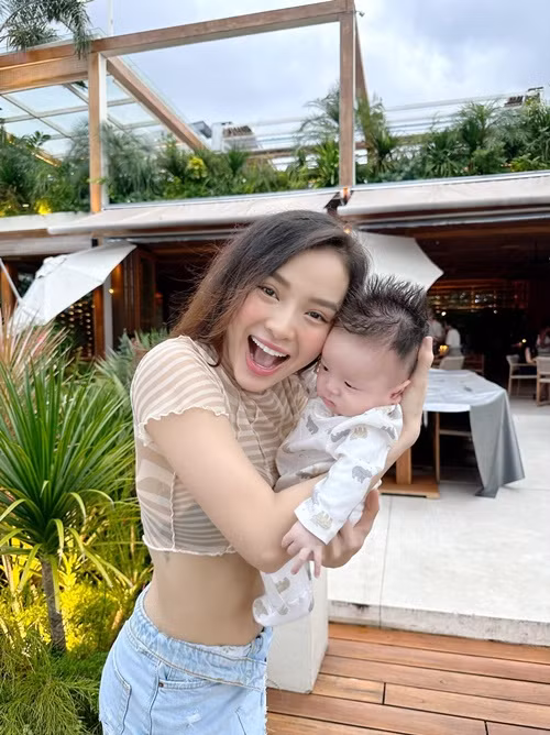 Hành trình tìm con của Phương Trinh Jolie mất khoảng 200 triệu đồng. Hồi cuối tháng 6 vừa qua, cô đã sinh con trai.