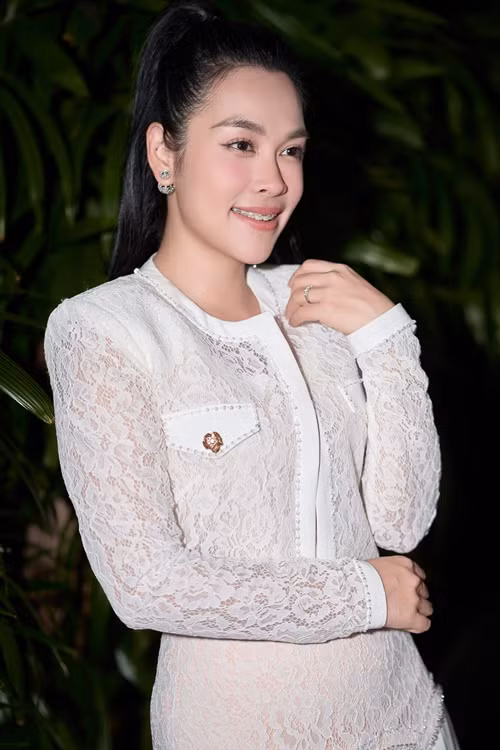 "Mai sân si và trịch thượng. Sân si không biết vì lẽ gì nhưng trịch thượng có thể vì Mai quen mình là cô giáo, quen nhìn xuống mà nói chuyện”, người này viết. Ảnh: FBNV.