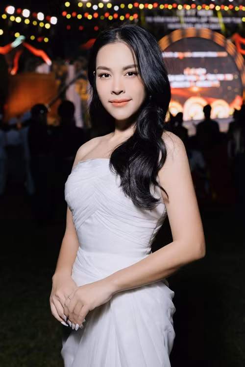Theo Thể Thao và Văn Hóa, giữa ồn ào, Ngọc Mai cho biết cô chưa đọc bài tố. Tuy nhiên, nếu có bài đăng nhận xét không hay về tính cách của mình, Ngọc Mai cho biết: "Tính cách cha sinh mẹ đẻ sao thì như vậy rồi, chị chỉ biết sửa đổi hàng ngày thôi”. Ảnh: FBNV.