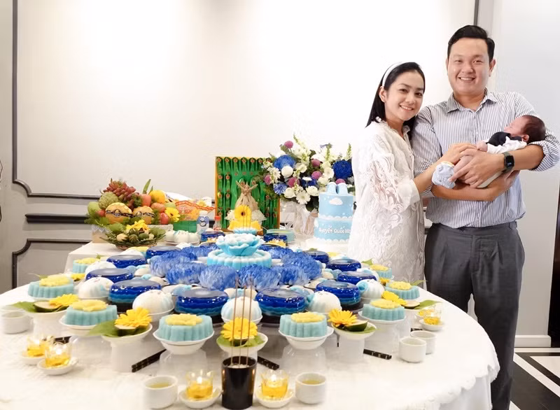 Minh Hằng đăng tải hình ảnh con trai bên vợ chồng em trai trong tiệc đầy tháng.