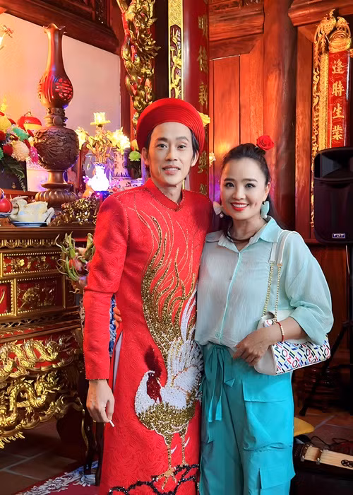 Diễn viên Hoài An vừa chia sẻ loạt ảnh dự lễ giỗ Tổ nghề sân khấu ở nhà thờ Tổ 100 tỷ của Hoài Linh. Ảnh: FB Hoài An.