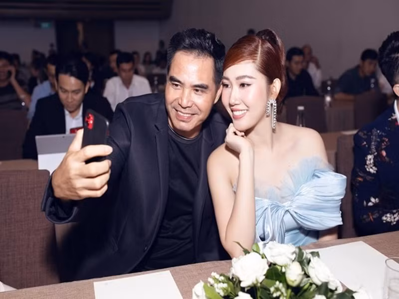 Trung Dũng phủ nhận tin đồn hẹn hò Thúy Ngân. Nam diễn viên cho biết, trong quá trình đóng phim, anh chăm sóc Thúy Ngân như anh em thân thiết. Việc này hoàn toàn tự nhiên vì trên phim trường, anh thương Thúy Ngân nhất, chứ không phải tạo cảm giác gần gũi để đóng phim. Ảnh: FBNV.