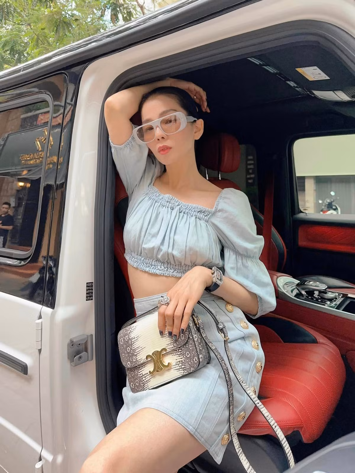 Ngoài ở biệt thự, cô còn đi xe sang. Các mẫu xe của Lệ Quyên có giá trị vài tỷ đến hàng chục tỷ đồng. Ảnh: FBNV.
