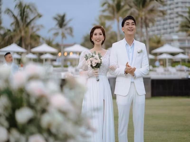 Bà xã Khương Ngọc lộ diện trong đám cưới. Cô tên Hải Yến, không hoạt động nghệ thuật. Trong cuộc phỏng vấn với Saostar, Khương Ngọc cho biết, lần đầu tiên gặp nhau, vợ nghĩ anh đào hoa, không chung thủy, thích chọc ghẹo. Trong quãng thời gian hẹn hò, cả hai không xảy ra cãi vã, cũng không xích mích hay xung đột. Khương Ngọc biết ơn vợ rất nhiều khi cô có thể gắn bó với một người đàn ông khó chịu, khô khan như anh. Ảnh: Zing.