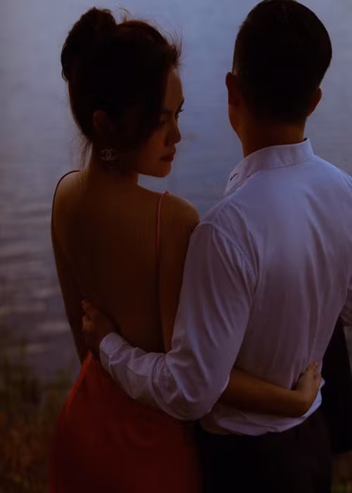 Phạm Quỳnh Anh và bạn trai ôm nhau tình tứ.