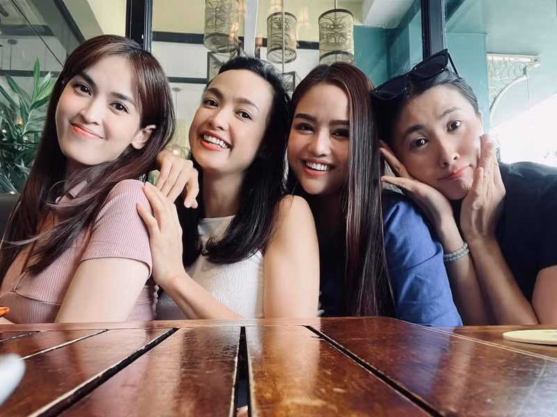 Tú Vi, Nguyệt Ánh, Lê Bê La và Kha Ly đang có tổ ấm hạnh phúc trong khi Hiền Trang (thứ hai bên phải) ly hôn cách đây 5 năm. Ảnh: FBNV.