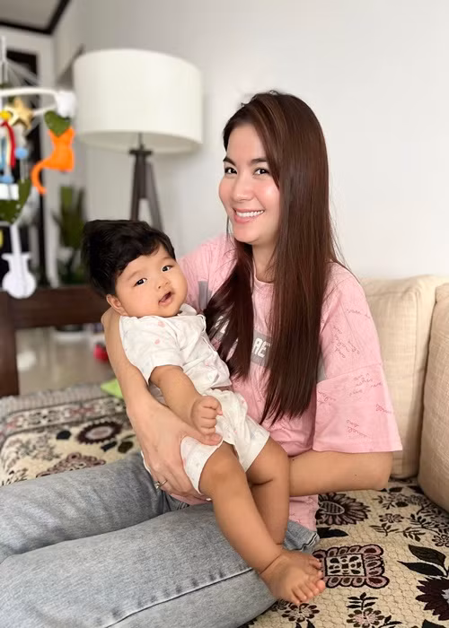 Kha Ly đến thăm "mẹ bỉm sữa" Lê Bê La khi cô sinh con thứ hai. Ảnh: FBNV.