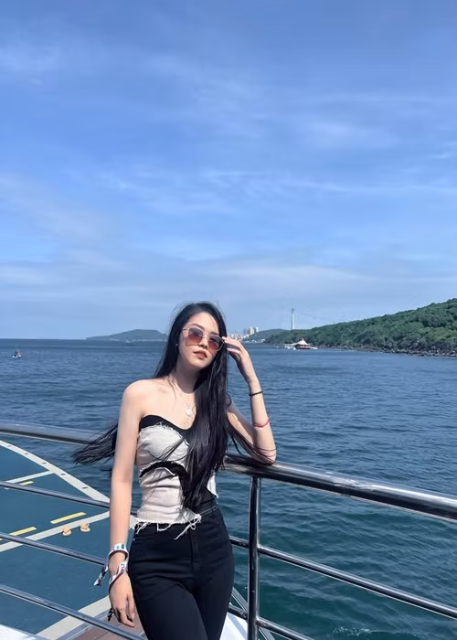Ở đời thường, chân dài sinh năm 1995 chuộng mặc trẻ trung, gợi cảm. Ảnh: FBNV.