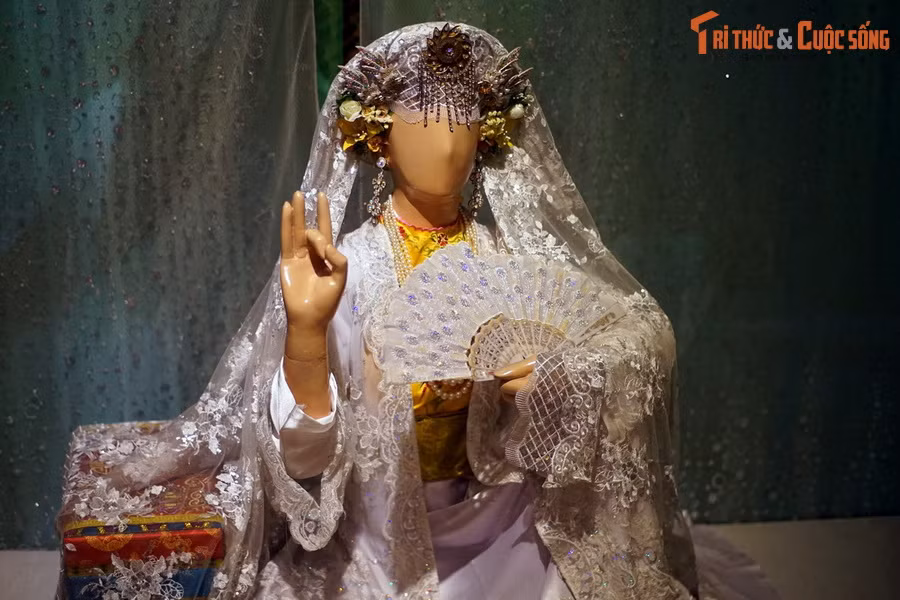 Đến năm 2016, thực hành tín ngưỡng thờ Mẫu tam phủ của người Việt đã được UNESCO công nhận là Di sản Văn hóa Phi vật thể đại diện của nhân loại. Đây là một sự vinh danh văn hóa truyền thống Việt Nam ở tầm thế giới. Ảnh: Trang phục của giá chầu Mẫu Đệ Tam.