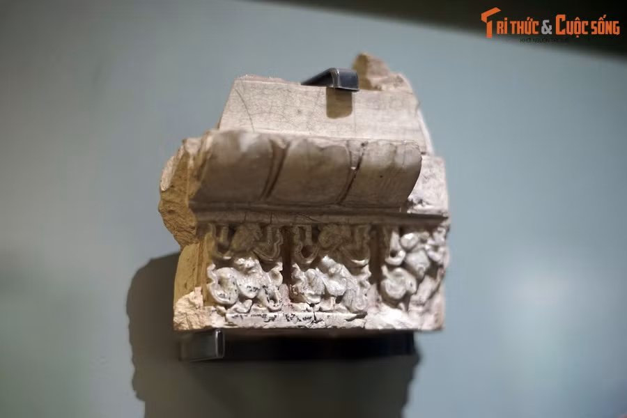 Đó là các loại ngói gắn lá đề trang trí rồng, phượng, các tượng đầu rồng, phượng trang trí trên nóc mái... Ảnh: Mảnh tháp trang trí hình tiên nữ nhảy múa thời Lý.