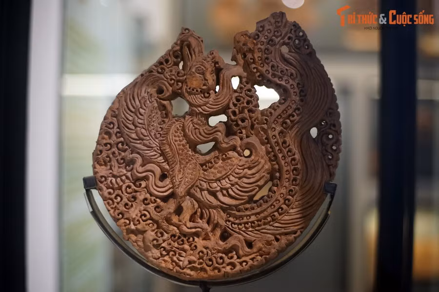 Ngói úp nóc gắn lá đề trang trí chim phượng thời Lý. Hiện vật này đã được công nhận là Bảo vật quốc gia.
