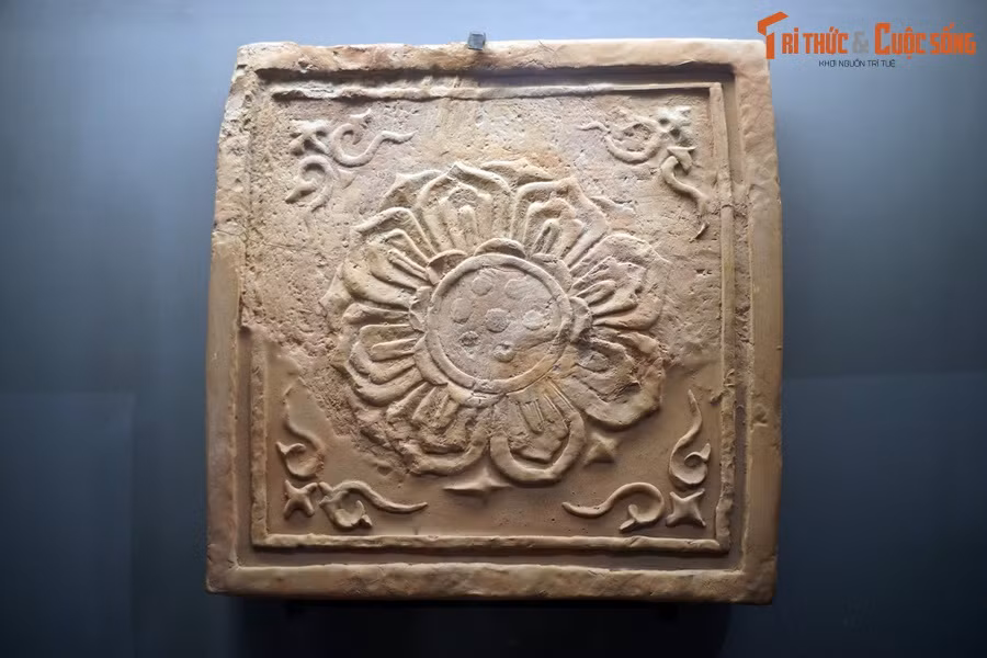 Gạch vuông trang trí hoa sen thời Lý.