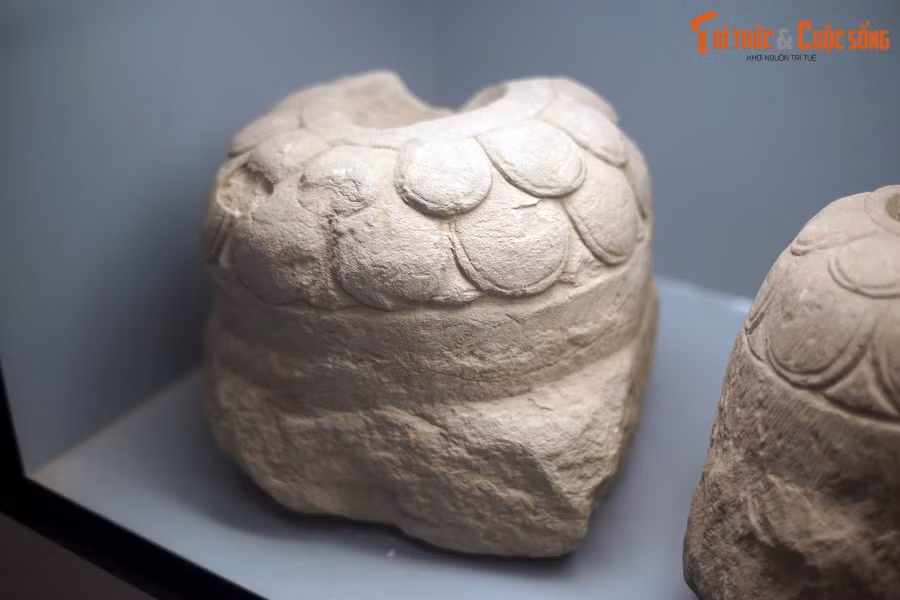 Mặt bằng kiến trúc thời Lý rất đa dạng gồm hình chữ nhật, hình vuông, hình lục giác, bát giác, được xây dựng quy mô kiên cố và rất quy chuẩn về phương vị, thước đo. Ảnh: Cối đỡ cánh cửa chạm cánh sen thời Lý.