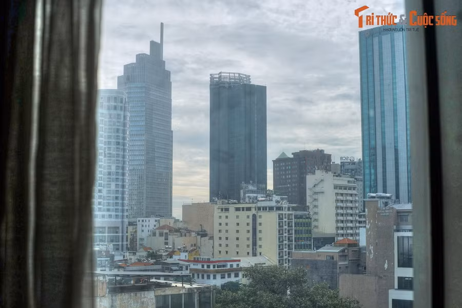 Vị giáo sư công tác tại Đại học KHXH &amp; NV TP HCM cho biết, ông và các cộng sự có đọc một bài báo cho rằng Sài Gòn được gọi là Hòn ngọc Viễn Đông vào thời kỳ sau Thế chiến thứ nhất (1914-1918) nhưng tác giả bài báo không nêu xuất xứ của tài liệu nói về điều này. Ảnh: Khu vực trung tâm TP HCM nhìn từ một tòa nhà cao tầng.