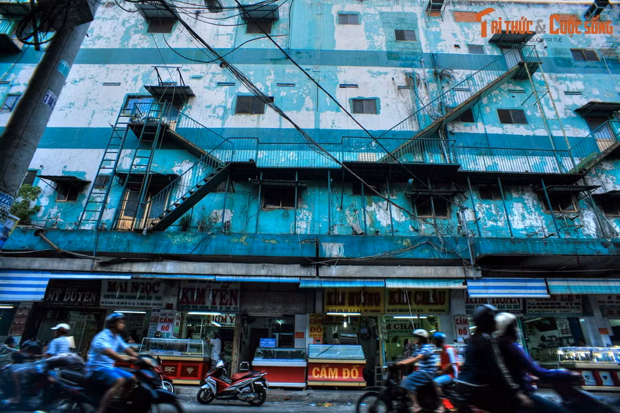 Để phục vụ cho “hòn ngọc” ấy, nhiều khu tồi tàn của người lao động đã hình thành mà tên địa danh còn được giữ đến tận bây giờ như Xóm Củi, Xóm Than, Xóm Dầu, xóm Lò Bún, Xóm Ụ Ghe, Xóm Rẫy Cái, Xóm Cây Cui… Ảnh: Khu vực chợ Xóm Củi, quận 8 TP HCM.