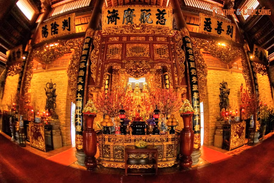 Thượng điện của chùa còn giữ được nhiều bức chạm hình tứ linh và các cửa võng sơn son thếp vàng. Hệ thống tượng Phật được bày làm 6 lớp.