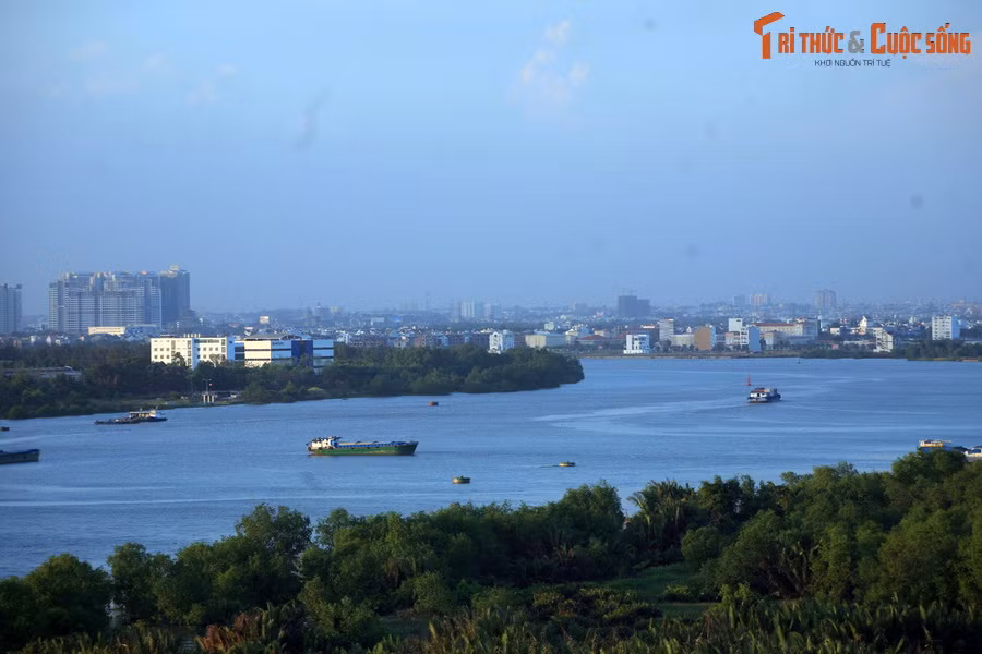 Sách “Gia Định thành thông chí” của Trịnh Hoài Đức mô tả về sông Bến Nghé như sau: “Ở phủ Tân Bình, trước thành Gia Định, tục gọi là sông Bến Nghé, rộng 142 tầm, sâu 10 tầm, khi nước lên sâu 13 thước ta, sông này vừa rộng lớn vừa trong sâu...”.