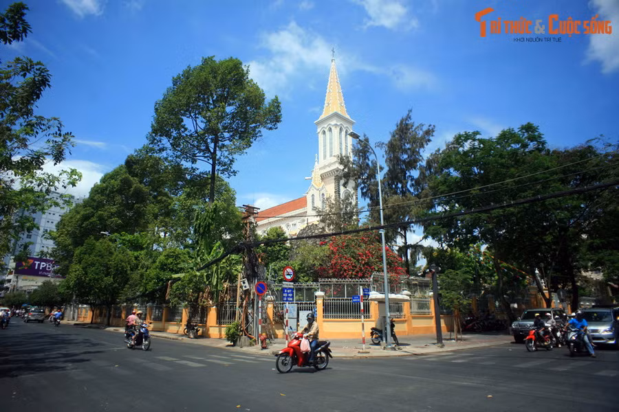 2. Tọa lạc tại số 1 đường Tôn Thất Tùng, quận 1, TP HCM, nhà thờ Huyện Sỹ là một trong những nhà thờ cổ nổi tiếng nhất Sài Gòn xưa. Công trình do ông bà Lê Phát Ðạt, tức Huyện Sỹ, hiến đất và xuất 1/7 gia tài để xây dựng đầu thế kỷ 20.