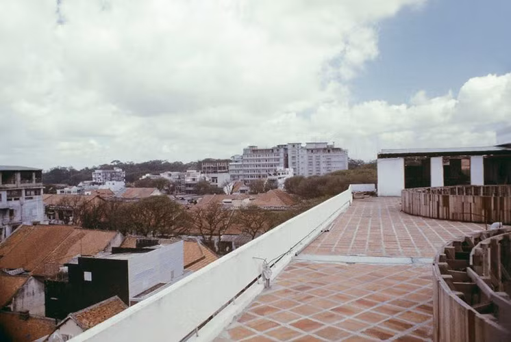 Khung cảnh nhìn từ sân thượng thương xá Crystal Palace, 1968. Sau trận hỏa hoạn kể trên, 2 tầng dưới của khu thương mại ITC hoạt động thêm một thời gian rồi toàn bộ công trình được dỡ bỏ.