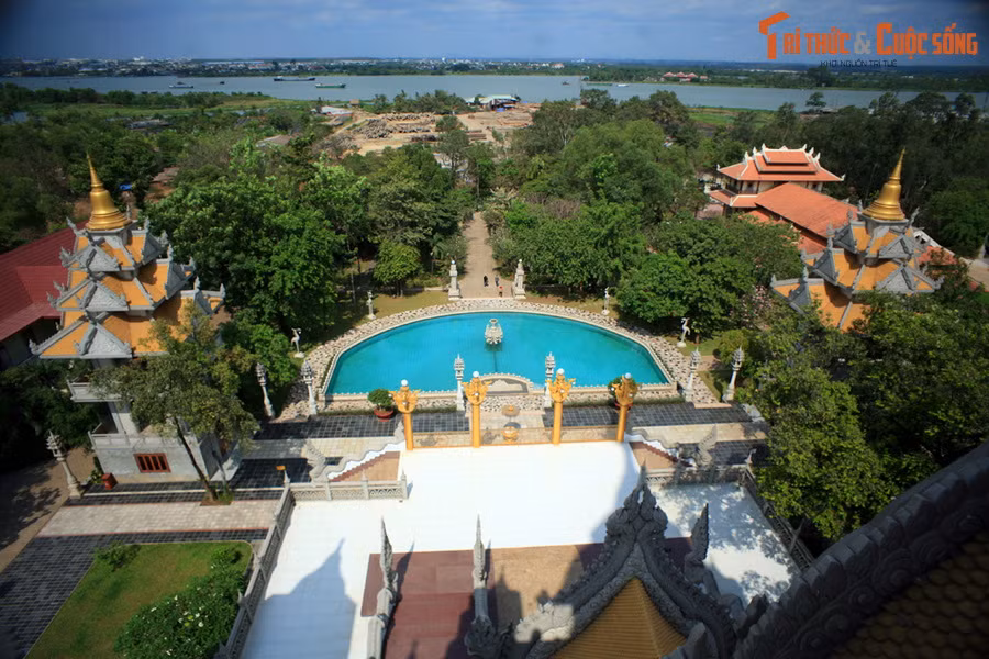 Từ trên tầng cao của tháp có thể nhìn toàn cảnh sông Đồng Nai với cảnh quan hấp dẫn. Từ khi khánh thành, bảo tháp Gotama Cetiya đã trở thành điểm đến thu hút đông đảo du khách thập phương ở ngoại ô TP. HCM.