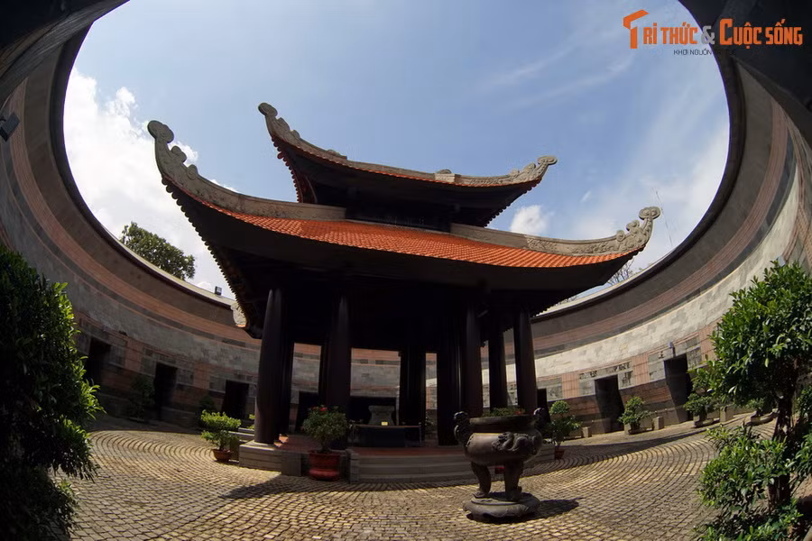 Được kiến trúc sư Nguyễn Trường Lưu thiết kế, ngôi đền sử dụng ngôn ngữ kiến trúc đương đại với những đường nét, mảng khối mạnh mẽ để diễn đạt những giá trị văn hóa truyền thống của dân tộc một cách sáng tạo.