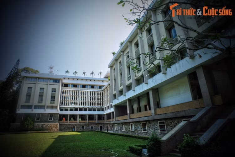 Cuốn sách của tác giả Lý Nhân còn cho biết rằng, dân chúng Sài Gòn xưa thường đồn đại Dinh Độc Lập nằm trên mảnh đất rất hung hiểm, cho nên hầu hết những chính khách ở trong Dinh chẳng ai có sự nghiệp lâu dài, bền vững.