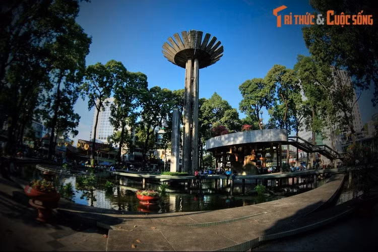 Theo đó, một thầy phong thủy người Hoa cho ông Thiệu biết rằng Dinh Độc Lập là đầu một con rồng, và cái đuôi nó kéo dài ra Công trường Chiến sĩ. Theo lời ông thầy này, do đuôi con rồng quậy lung tung nên phải “yểm” nó lại thì long mạch mới bền vững.
