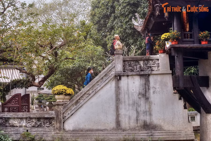 Do những biến thiên lịch sử, chùa Một Cột đã được xây dựng lại nhiều lần, mỗi lần lại có những sửa đổi khác nhau nên diện mạo không còn giống như thời Lý. Vào thời Nguyễn, chùa được trùng tu lớn khoảng những năm 1840-1850 và năm 1922.