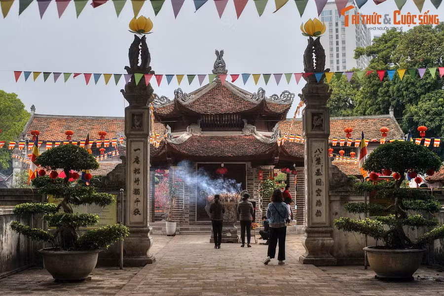 Với quần thể kiến trúc bề thế, được bố trí hài hòa, cân xứng trong một không gian thoáng đãng, chùa Láng đã từng được coi là “đệ nhất tùng lâm” ở phía Tây kinh thành Thăng Long xưa. Ngày nay đây vẫn là một trong những ngôi chùa có khuôn viên rộng nhất khu vực nội thành Hà Nội.