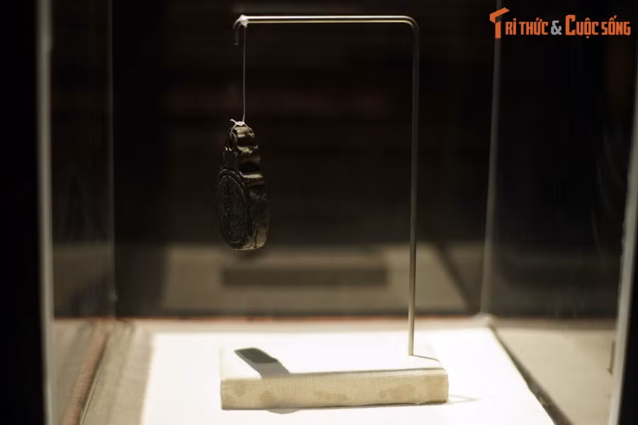 Địa điểm tìm thấy hiện vật này cho phép khẳng định rằng, vệ quân An Đông đã có lần về thao luyện tại Giảng Võ trường ở Đông Kinh (tên gọi thành Thăng Long thời Hậu Lê, tức Hà Nội ngày nay)...