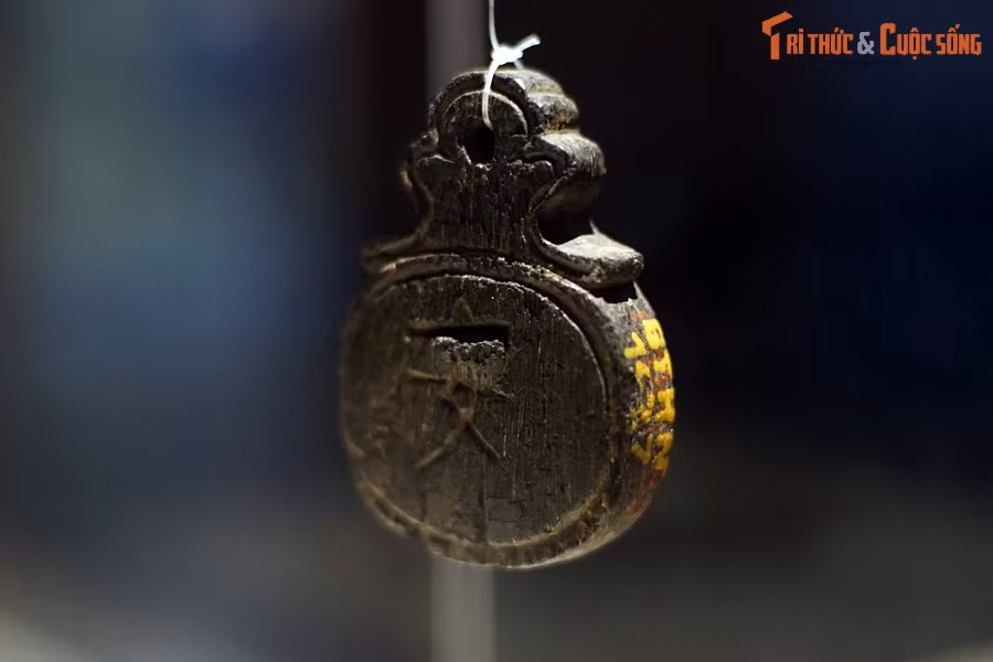 Với chất liệu và nội dung khắc trên chiếc thẻ bài, các chuyên gia khẳng định đây là thẻ dùng để làm tín vật phân biệt danh tính (tín bài), phẩm hàm hoặc biểu trưng phân hiệu của một đơn vị quân đội thời đó.