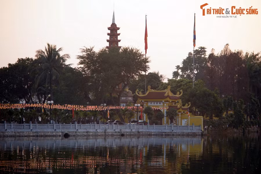 Nằm trên đảo Kim Ngư ở phía Đông của hồ Tây, quận Tây Hồ, Hà Nội, chùa Trấn Quốc có lịch sử 1.500 năm, được coi là ngôi chùa lâu đời nhất của Thủ đô.