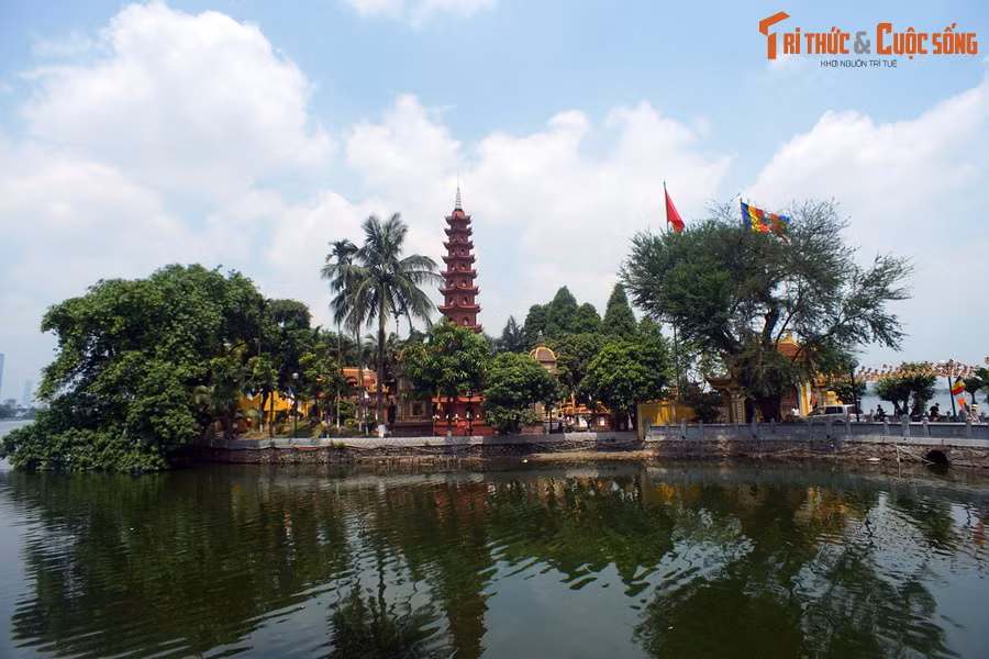 Nhìn từ đường Thanh Niên, bảo tháp Lục độ đài sen in soi bóng xuống mặt nước hồ Tây, tạo nên một hình ảnh đẹp và đặc trưng thủ đô Hà Nội, ghi dấu vào tâm trí nhiều thế hệ người dân thủ đô cũng như du khách bốn phương.